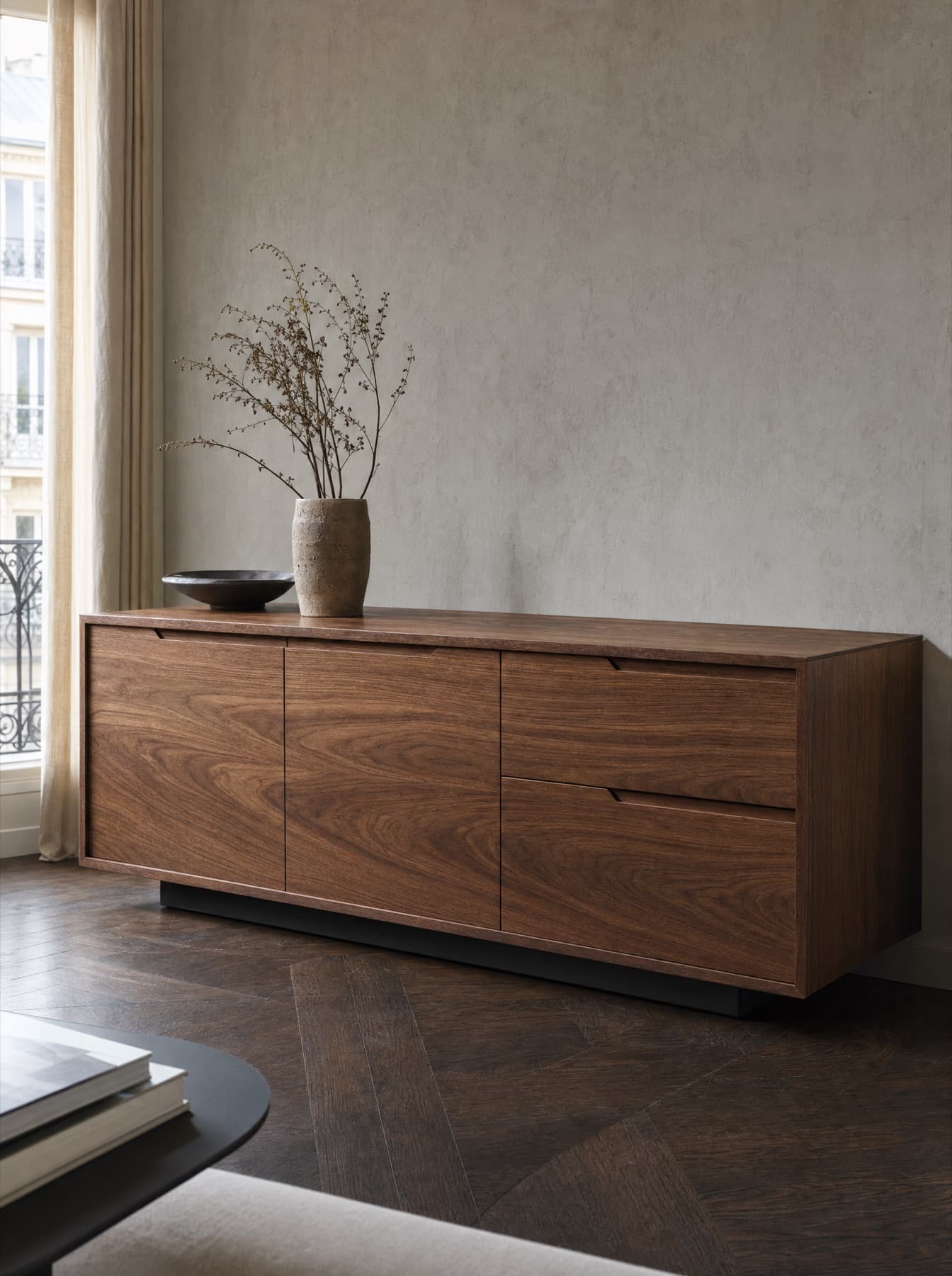 Buffet Cévennes de 160 cm en placage de noyer, deux portes et deux tiroirs sans poignée, socle en acier noirci