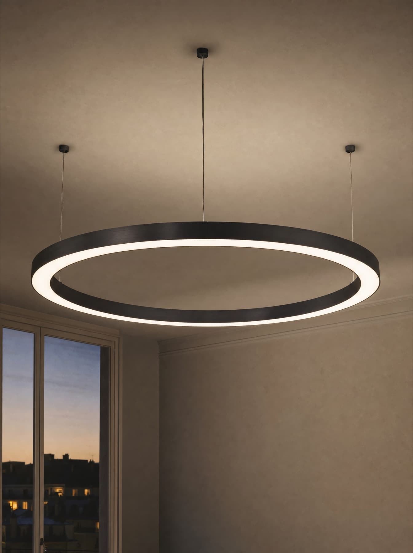 Plafonnier Ancône, anneau de 80 cm en aluminium anodisé sombre suspendu à trois câbles, halo régulier sur le plafond