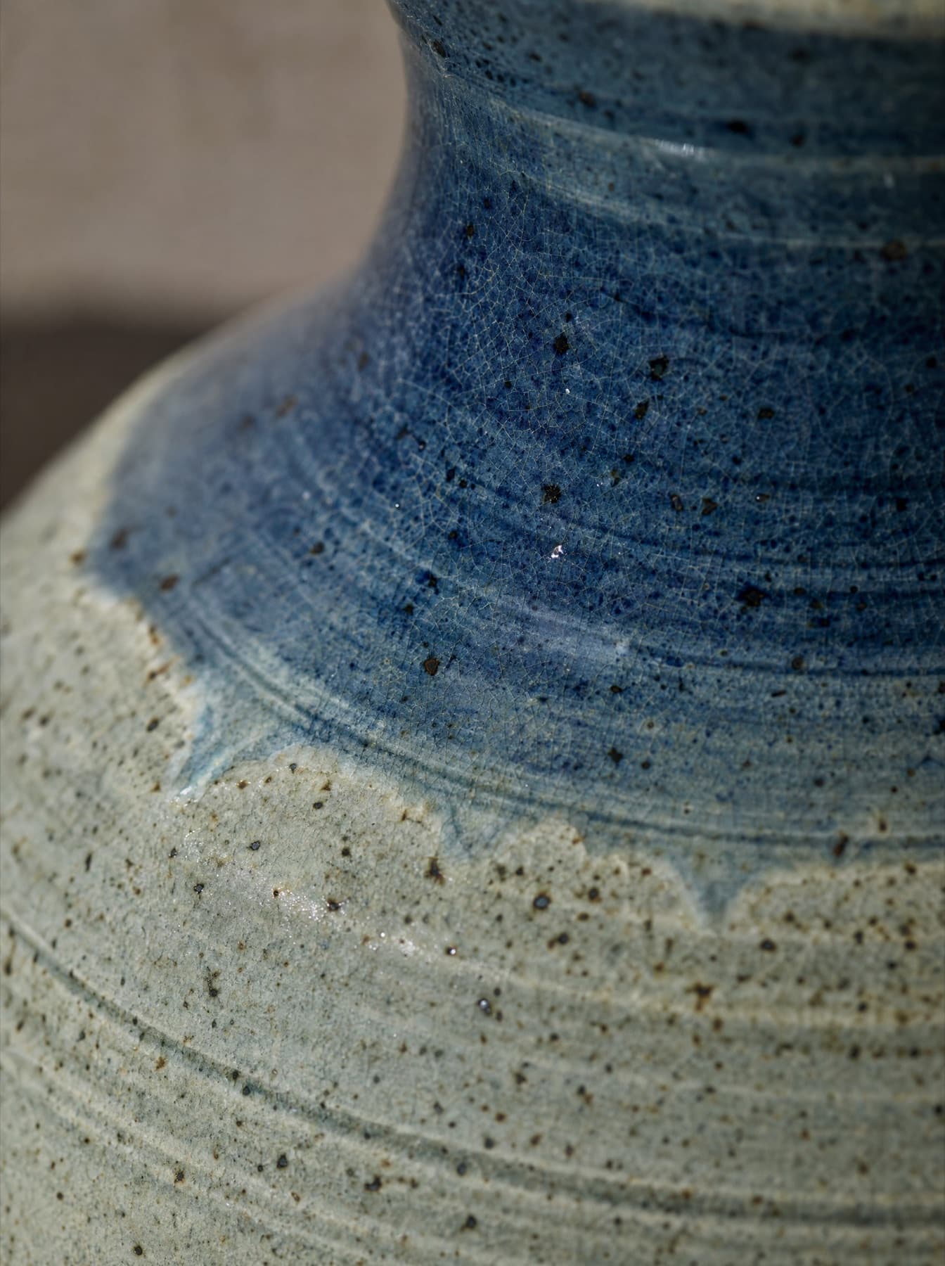 Détail de l’épaule du vase Ravenne : l’émail se rompt du bleu nuit au gris moucheté, faïençage fin et sillons de tournage visibles